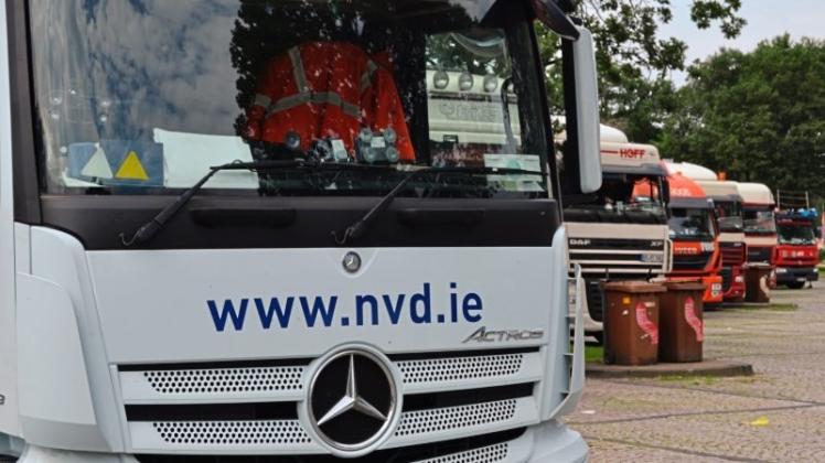 Lückenlos füllen Lastwagen die Stellplätze auf der Raststätte Wildeshausen-Süd. Zur Entlastung werden jetzt Parkplätze ausgebaut. Lückenlos füllen Lastwagen die Stellplätze auf der Raststätte Wildeshausen-Süd. Zur Entlastung werden jetzt Parkplätze ausgebaut.