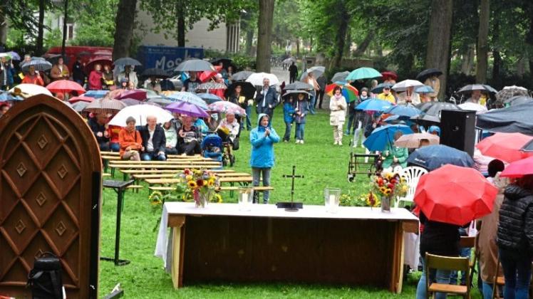 Mit Regenschirmen ausgerüstet fanden sich trotz des Regens viele Gläubige zum ökumenischen Gottesdienst auf der Burginsel ein. 