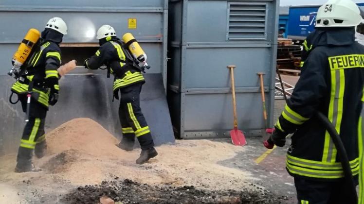 Zwei Schwelbrände innerhalb weniger Stunden haben die Feuerwehr am Dienstag bei einem holzverarbeitenden Betrieb an der Theodor-Heuss-Strasse in Sandkrug gefordert. Dabei musste auch ein kompletter Holzspänebunker geleert werden. 