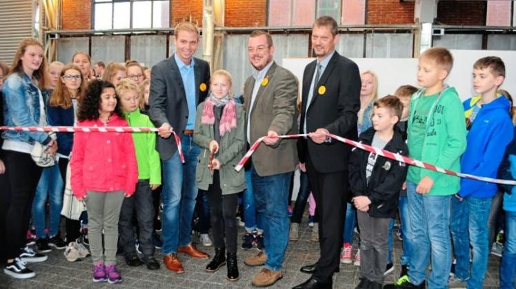 Kinder an die Macht: In Papenburg ist die 15. Pap(p)stadt von Amy Satzke (Mitte), der Bürgermeisterin aus dem vergangenen Jahr, eröffnet worden. 
