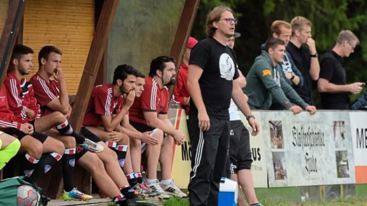 Ist mit seinem Team weiter Tabellenzwölfter: Lars Möhlenbrock (vorn), Trainer des FC Hude. 