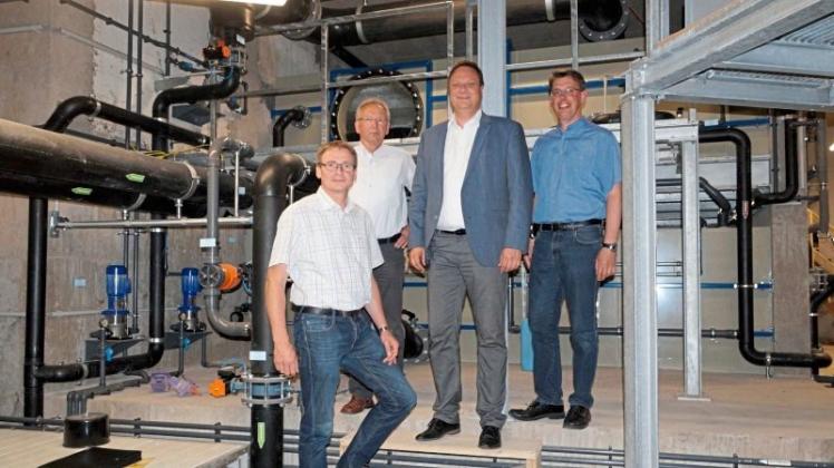 Im Technikraum des neuen Freibades: Manfred Hallmann, Johannes Geers, Timo Natemeyer und Carsten Meyer. 