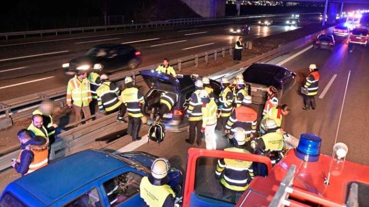 Rettungskräfte der Feuerwehr bei einem Einsatz in der Nähe von Garching (Bayern). Mit einem waghalsigen Manöver hatte ein Autofahrer auf der A 9 bei München einen außer Kontrolle geratenen Wagen gestoppt. 