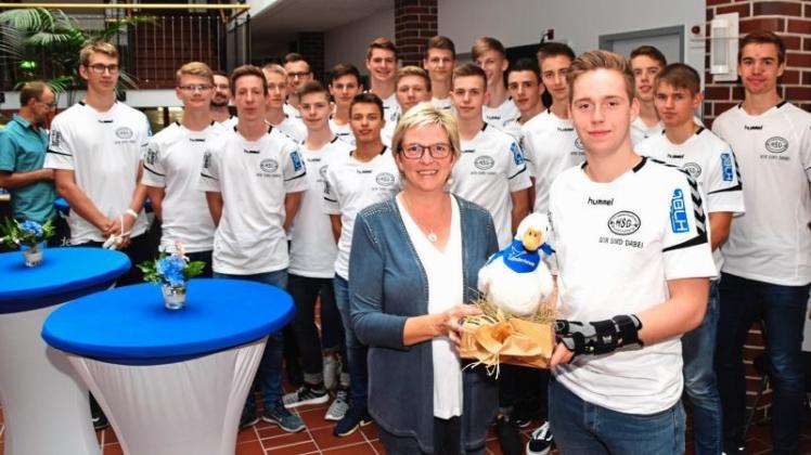 Ein neues Maskottchen für die A-Jugend-Handballer der HSG Grüppenbühren/Bookholzberg: Alice Gerken, Bürgermeisterin der Gemeinde Ganderkesee, überreichte Simon Schreiner vor dem Start in die Bundesliga-Saison einen Stoff-Ganter. 