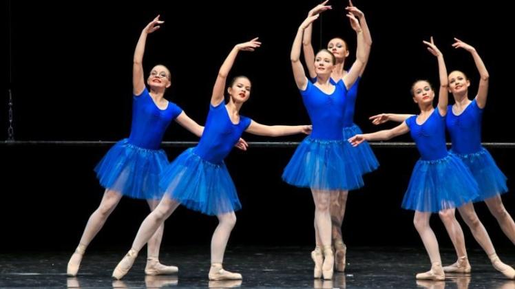Balletteinlage mit Humor: Nicht immer homogen und zum Vergnügen der Zuschauer ein wenig zickig präsentierten sich die Tänzerinnen der Ballettschule Bettina Escano mit ihrem „Funny Ballet“ auf der Bühne des Theaters. 