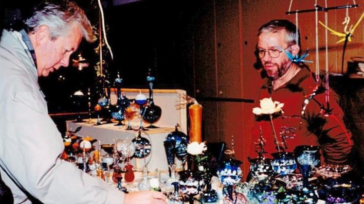 Auf einer Kunsthandwerkerausstellung im Airfield Hotel, präsentierten rund 60 Künstler im Oktober 1997 ihre Arbeiten. Auf einer Kunsthandwerkerausstellung im Airfield Hotel, präsentierten rund 60 Künstler im Oktober 1997 ihre Arbeiten.