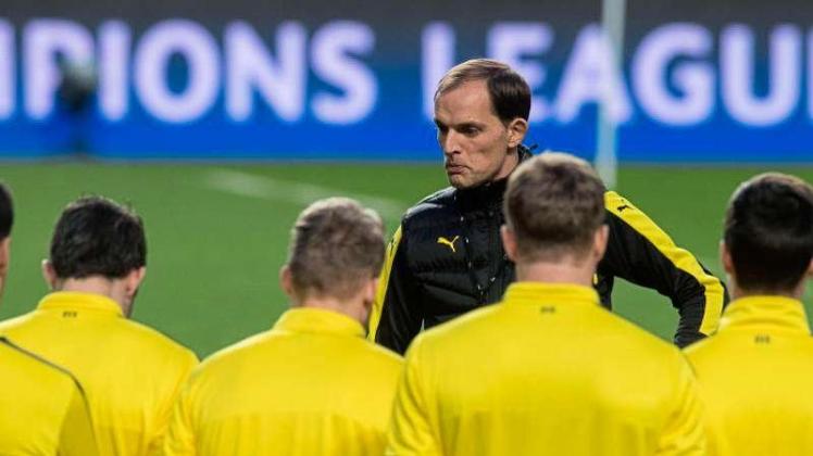 Dortmunds Trainer Thomas Tuchel schwört seine Spieler beim Training im Estádio da Luz in Lissabon auf das Spiel ein. Foto: Bernd Thissen