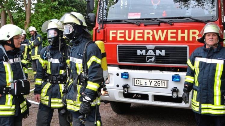 Mit acht Fahrzeugen sind am Samstagnachmittag Einheiten der Feuerwehren aus Delmenhorst sowie Schierbrok-Schönemoor an die Straße zur Ollen ausgerückt. Symbolfoto: Thorsten Konkel