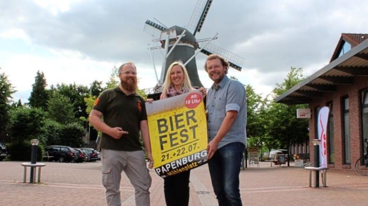 Hoffen auf viele Bierliebhaber auf dem zweiten Papenburger Bierfest: (von links) Olaf Riemekasten, Anika Meinen und Roland Averdung. 