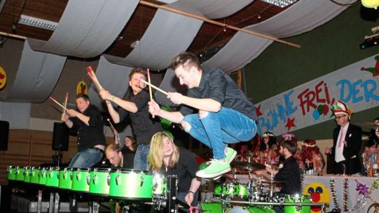 Ein Sound- und Show-Orkan beim Holzhauser Karneval: die Trommel-Truppe Greenbeats. 