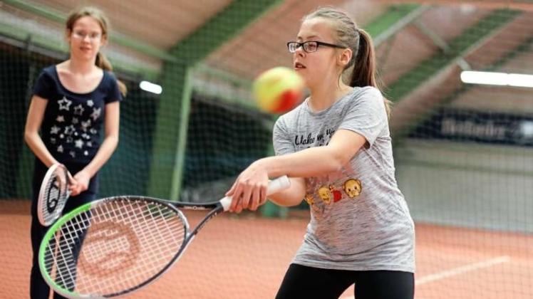 Cora (rechts, 14) spielt erst seit Kurzem Tennis. Der Löhner Tennisclub bietet mittlerweile einen Kurs für blinde und sehbehinderte Menschen an. 
