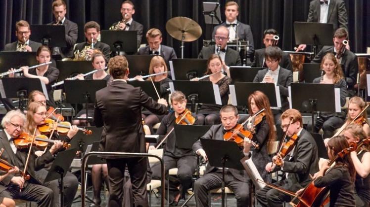 Das Programm der städtischen Kultureinrichtungen – hier die Premiere des neu gegründeten Städtischen Orchesters Delmenhorst im Kleinen Haus – kann sich sehen lassen. Doch das finanzielle Korsett nimmt den Einrichtungen zunehmend die Luft. 
