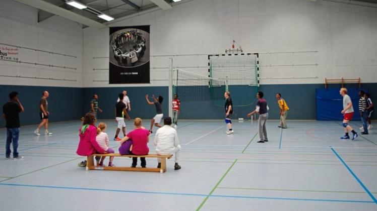 Die Volleyballgruppe des TV Hude erhält Zulauf von Flüchtlingen – und bietet einen neuen Anfängerkurs an. 
