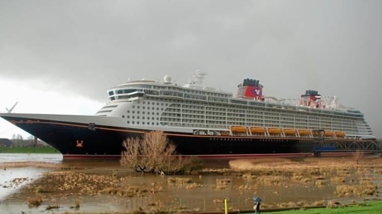 Das bisher letzte Schiff der Meyer Werft für Disney Cruise Line war die „Disney Fantasy“. Unser Foto zeigt das Kreuzfahrtschiff beim Passieren der Friesenbrücke in Weener im Januar 2012. 