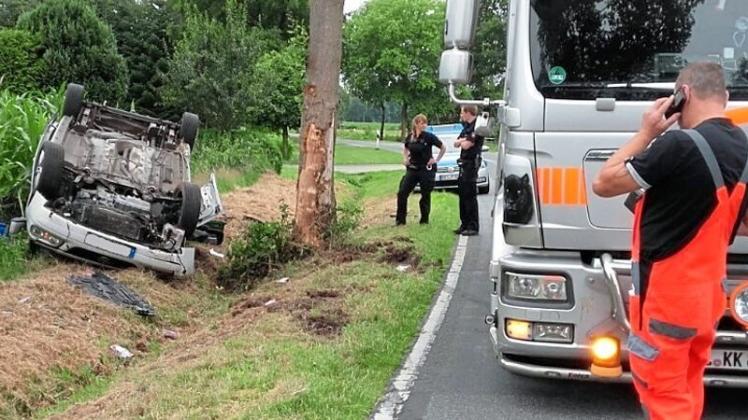 Spektakulärer Unfall in Bergedorf: Ein Mann hat sich dabei leicht verletzt. 