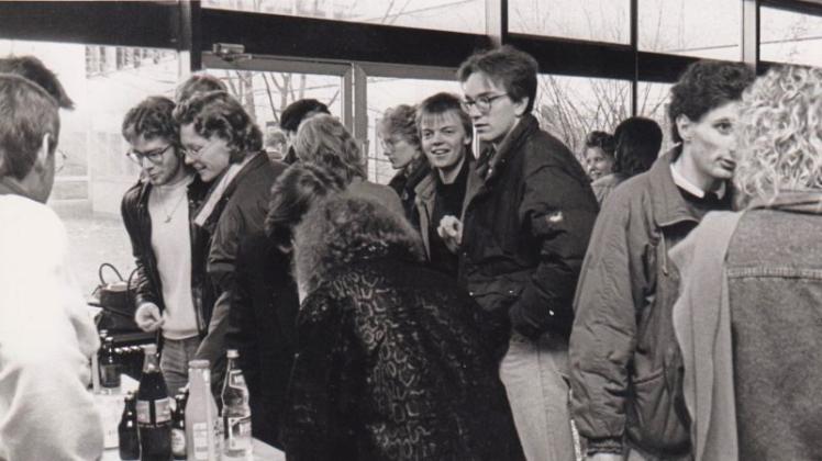 Unser Nostalgiebild zeigt das Ehemaligen-Treffen am Gymnasium Ganderkesee im Dezember 1989. Archivfoto: Harald Pollem