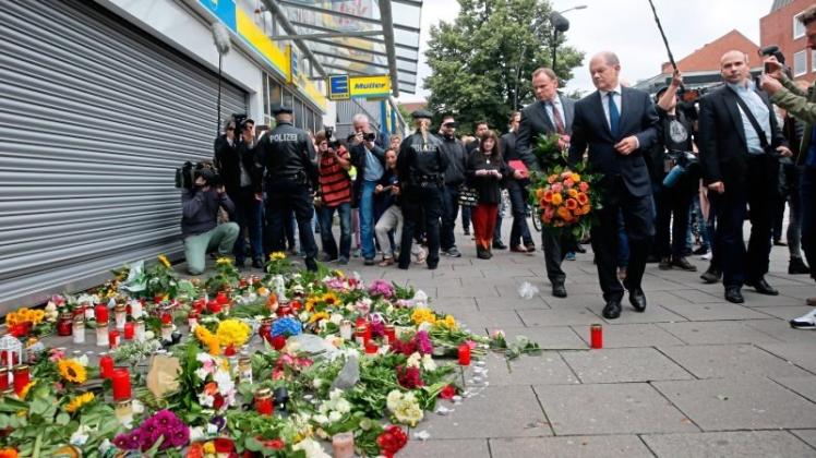 Ein Mann hat in einem Supermarkt in Hamburg-Barmbek einen Menschen mit einem Messer getötet und sechs weitere verletzt. Die Union hat der SPD eine indirekte Mitverantwortung für die Tat gegeben. 