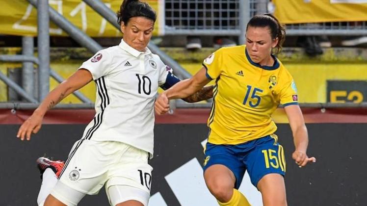 Dzsenifer Marozsan (l) kann sich beim Kampf um den Ball gegen Jessica Samuelsson aus Schweden behaupten. 