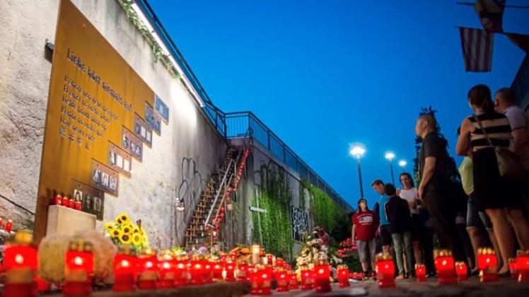 Zahlreiche Kerzen erinnern an die Opfer der Loveparade-Katastrophe in Duisburg. 