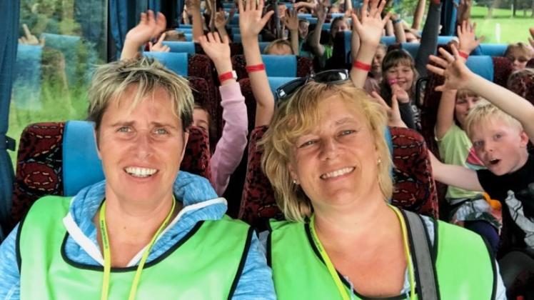 Zioeht eine positive Bilanz des Ferienpasses 2017 in Ganderkesee: Organisatorin Kerstin Röhl (l.), mit der ehrenamtlichen Helferin Iris Timmermann und den jungen Teilnehmern auf der Rückfahrt vom Jaderpark. 