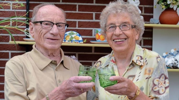 Prost Wasser: Ruth und Hartmut Schneider rühren seit 40 Jahren keinen Alkohol mehr an. 
