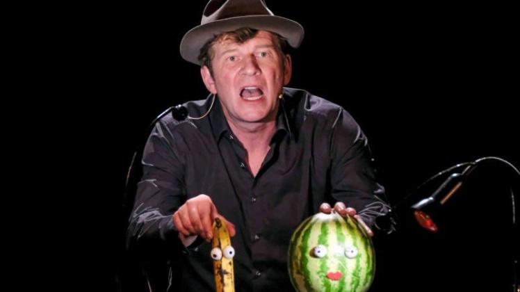 Dieser Mann spielt mit Essen: Dieter Bertram lässt nicht die Puppen tanzen, sondern macht etwa Bananen und Melonen zu seinen Protagonisten. 