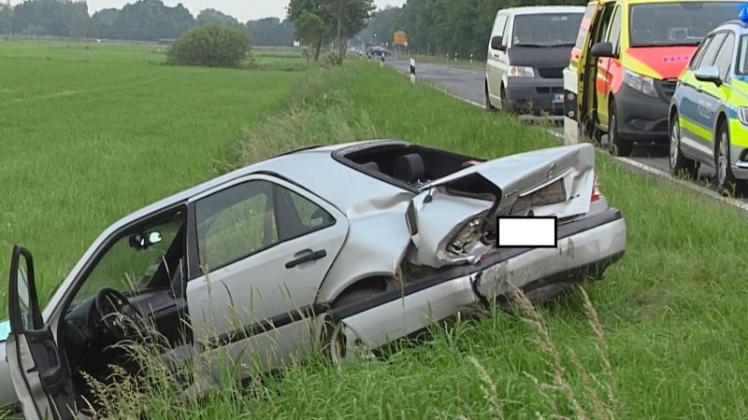 Nach dem schweren Verkehrsunfall am Samstag auf der B212 ist der unschuldig beteiligte Autofahrer aus Ganderkesee jetzt in einem Krankenhaus verstorben. 