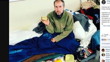Andreas, ein Obdachloser in Bielefeld, zeigt seine Goldcard. Screenshot: NOZ/facebook.com/KrispyKebab