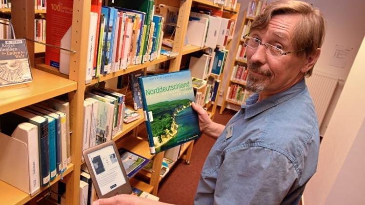 E-Book oder Print-Buch? In Delmenhorst lesen viele Leute beides, beobachtet Jürgen Grzibek von der Stadtbücherei. 