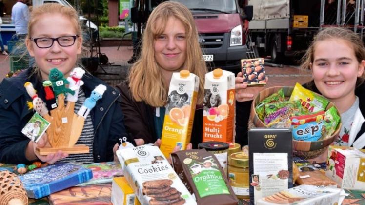 Setzen sich für fairen Handel ein: (v.l.) Sarah Heidemann, Jessica Kahlen und Saskia Bürmann haben auf dem Wochenmarkt „faire“ Waren verkauft. Setzen sich für fairen Handel ein: (v.l.) Sarah Heidemann, Jessica Kahlen und Saskia Bürmann haben auf dem Wochenmarkt „faire“ Waren verkauft.
