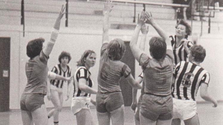Unser Nostalgiebild zeigt das Handballspiel des TSV Hoyerswege gegen den SG HoBü Hoya im Februar 1978. Archivfoto: Merge