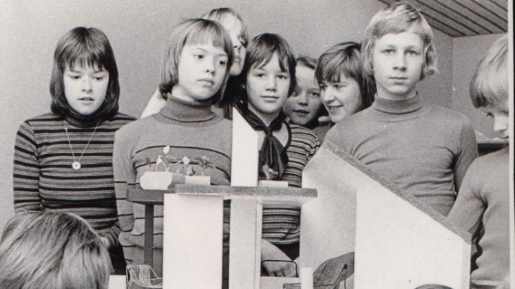 Das dk-Nostalgiefoto zeigt Schüler der Klasse 7a des Ganderkeseer Gymnasiums mit ihrem Puppenhaus. 