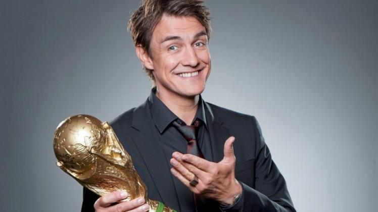 Matze Knop mit dem Weltpokal: Fußball spielt für den Comedian eine wichtige Rolle. 