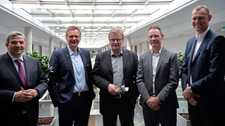 Das Programm „Cross Border Talent“ stellten (von links) Prof. Thomas Steinkamp (Hochschule Osnabrück), Prof. Markus Schwering (Fachhochschule Münster), Norbert Verst (Wirtschaftsverband Emsland), Sascha Leuftink (Saxion University of Applied Science Enschede) und Ralf Hilmes (Wirtschaftsförderung Landkreis Grafschaft Bentheim) vor. 