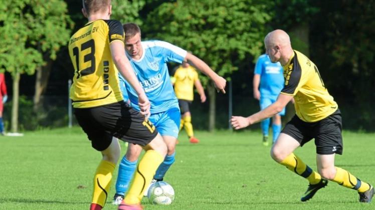 Wurden erst im Finale aufgehalten: Die Fußballer von Borussia Delmenhorst (blaue Trikots) verloren das Endspiel ihrer Turnier-Woche gegen den Delmenhorster BV mit 3:6. 
