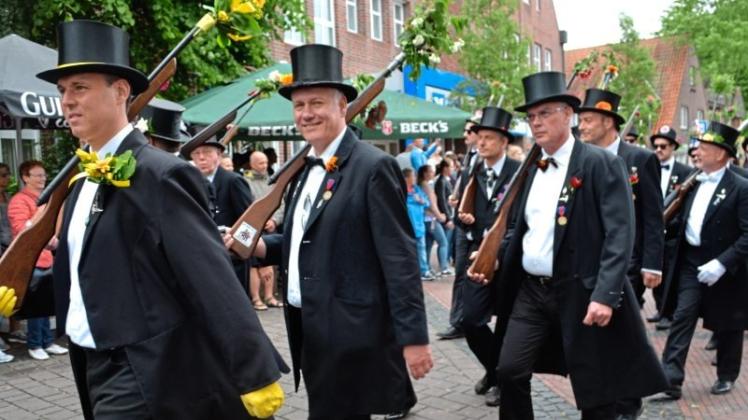 Der Krandel ist das Ziel: Die Kompanien und Gruppen marschieren beim Gildefest in Wildeshausen durch die Innenstadt. Der Krandel ist das Ziel: Die Kompanien und Gruppen marschieren beim Gildefest in Wildeshausen durch die Innenstadt.