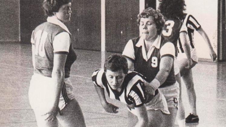 Unser Nostalgiebild zeigt ein Handballspiel der Damen vom TSV Hoyerswege gegen BW Lohne im Oktober 1977. Archivfoto: Merge