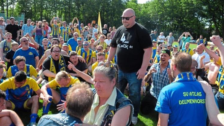 Gleich gibt‘s die Meister-Humba: Block-H-Trommler Timo Conrad (stehend) stimmt die blau-gelbe Partymeute ein. 