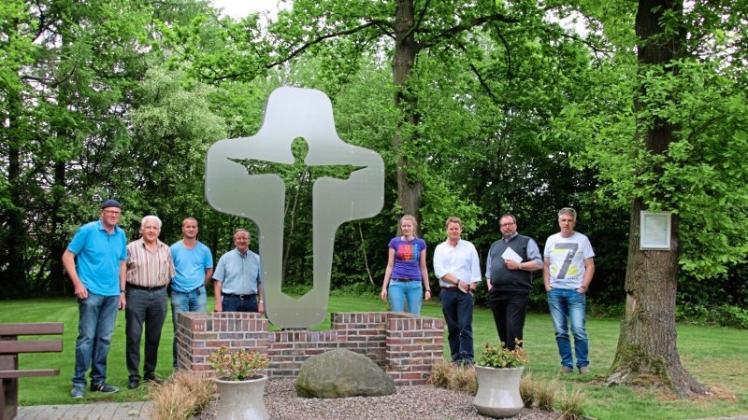 Die SPD Geeste hat sich auf einer Rundreise mit dem Friedhofswesen der Gemeinde beschäftigt und geprüft, ob und wo Waldbestattungen möglich sind. Das Foto zeigt die Teilnehmer auf dem evangelischen Friedhof Dalum. 