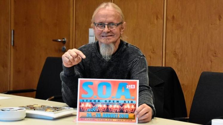 Veranstalter Karsten Schierenbeck stellt das Plakat für das nächste S.O.A.-Festival vor.