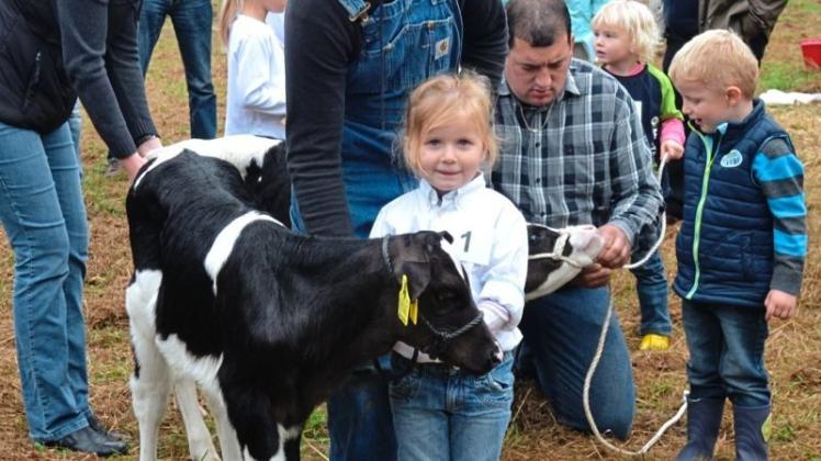 „Cowboys und -girls“: Beim letzten Dorffest 2013 führten ganz junge Rinderzüchter ihre vierbeinigen Lieblinge vor. Archivfoto: Reiner Haase