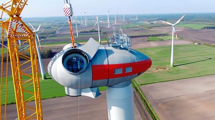 Noch fehlen die Rotorblätter an dieser neuen Anlage im Windpark „Börger-Ohe 2“. Weitere Anlagen im Hintergrund sind bereits fertiggestellt. 