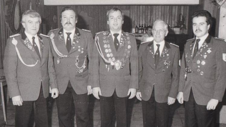 Unser heutiges Nostalgiefoto zeigt den neuen Vorstand der Schönemoorer Schützen aus dem Jahr 1988. Unser heutiges Nostalgiefoto zeigt den neuen Vorstand der Schönemoorer Schützen aus dem Jahr 1988.