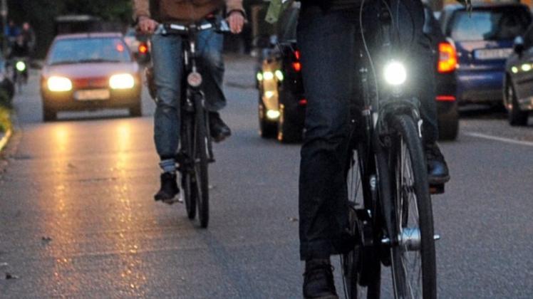 Gerade in der Dunkelheit ist es wichtig, dass Fahrradfahrer gesehen werden können. Ob die Beleuchtung ausreicht, kontrolliert in den kommenden Wochen die Polizei. Archivfoto: Patrick Seeger/dpa