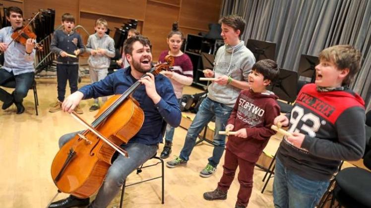 Cellist Lukas Sieber singt zusammen mit den Kindern des Hortes am Rosenplatz den Kanon „Bruder Jakob“ – hier in der lauten Variante. 