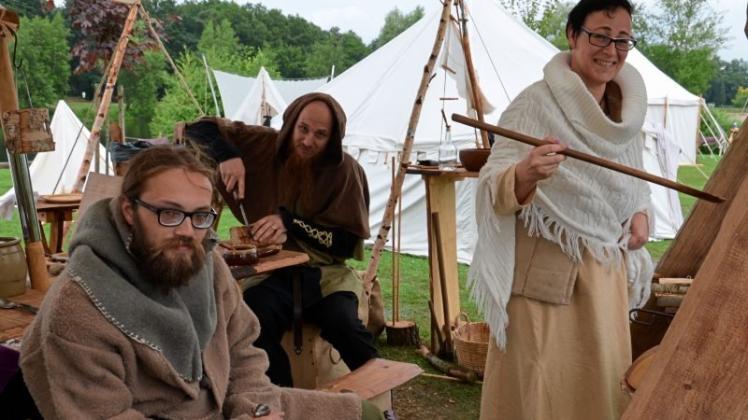 Sie zeigten, wie die Wikinger lebten, kochten und aßen: Robert, Christoph und Mira vom „Klan af Ulve“ führten Besucher am Falkensteinsee zurück ins 10. Jahrhundert. 