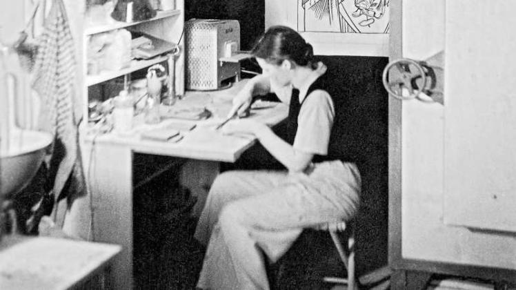 Künstlerin Ruth Landmann in ihrer Keramikwerkstatt, 1939: Wohnung und Atelier befanden sich bis 1956 in der Johann-Sebastian-Bach-Straße in Osnabrück. 