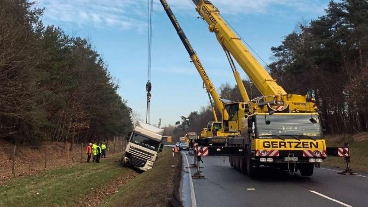 Auf B213: Kran Muss Lkw Aus Graben Bei Lingen | NOZ