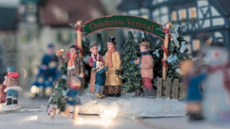 Weihnachtliches Dorfgeschehen: Sogar einen Christbaumverkauf gibt es bei Ahrens. 