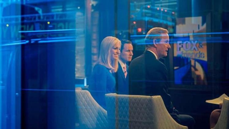 Die Moderatoren Ainsley Earhardt (von links), Brian Kilmeade und Steve Doocy bei der Sendung „Fox And Friends“ aus dem Fox News Studio in New York. US-Präsident Trump sieht die Sendung häufig und twitterte jüngst über sie, das Format sei „großartig“. 